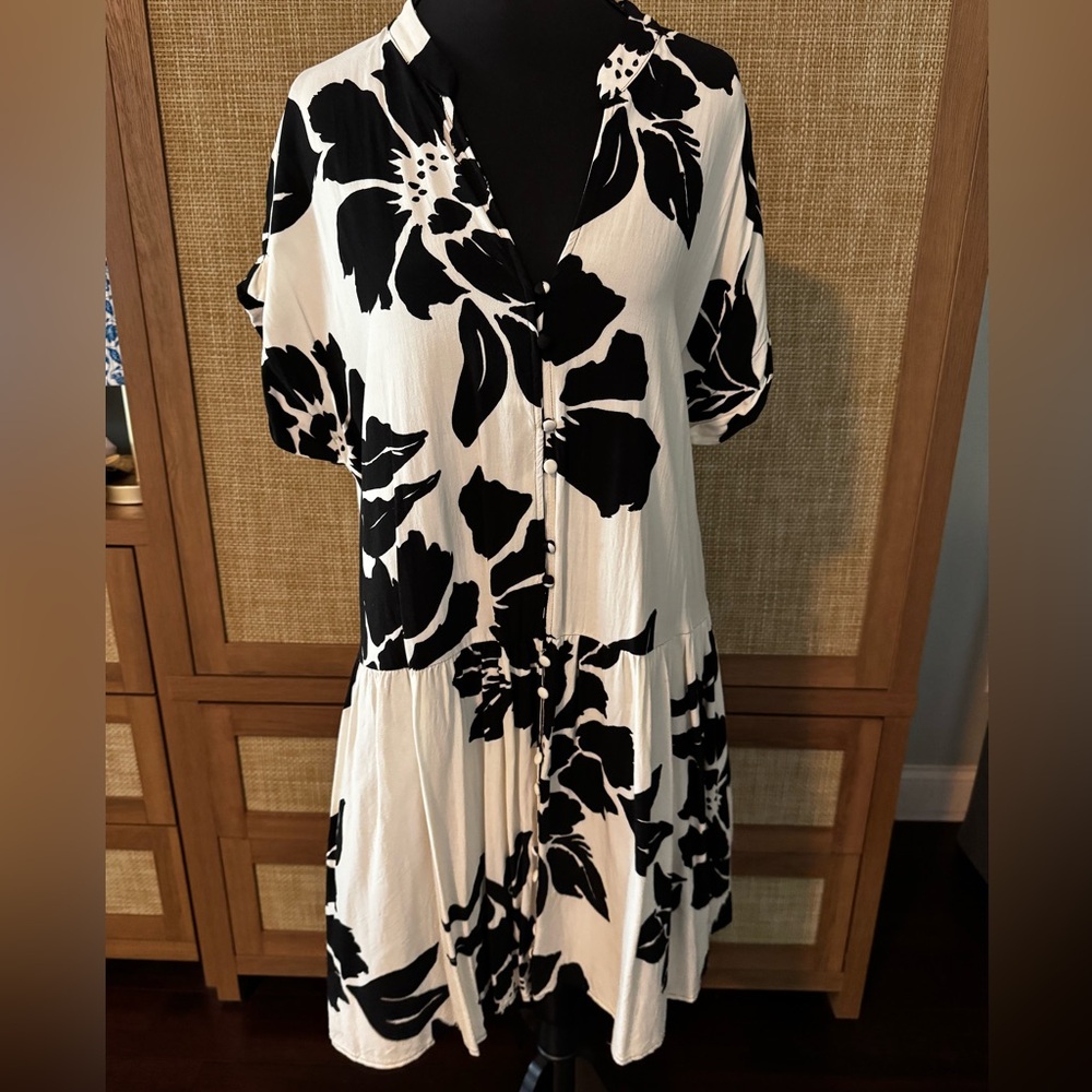 H&M Black and White Floral Short Sleeve Button Dress.  Size small.